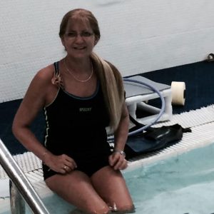 %d7%90%d7%95%d7%a1%d7%a0%d7%aa-%d7%a9%d7%9c%d7%95-2 מורה לחינוך גופני כ-39 שנה ממכללת אוהלו מאמנת כושר, עם הסמכה מיוחדת לגיל השלישי הידרותרפיסטית כ-17 שנה, ומעבירה שיעורי אקוואג׳ים והתעמלות במים למה מים? "במים אפשר לשפר כושר, יציבה, גמישות, הפחתת כאבים ושיקום. מאמינה ואוהבת את מה שאני עושה, מרגישה שתורמת ועוזרת עם המון סיפוק והנאה".