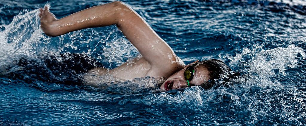 ילד שוחה בקורס לימוד שחיה לילדים