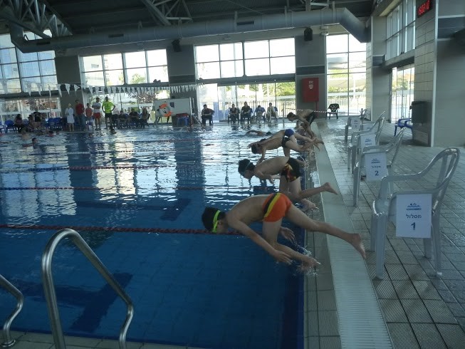 תמונה ילדים קופצים למים